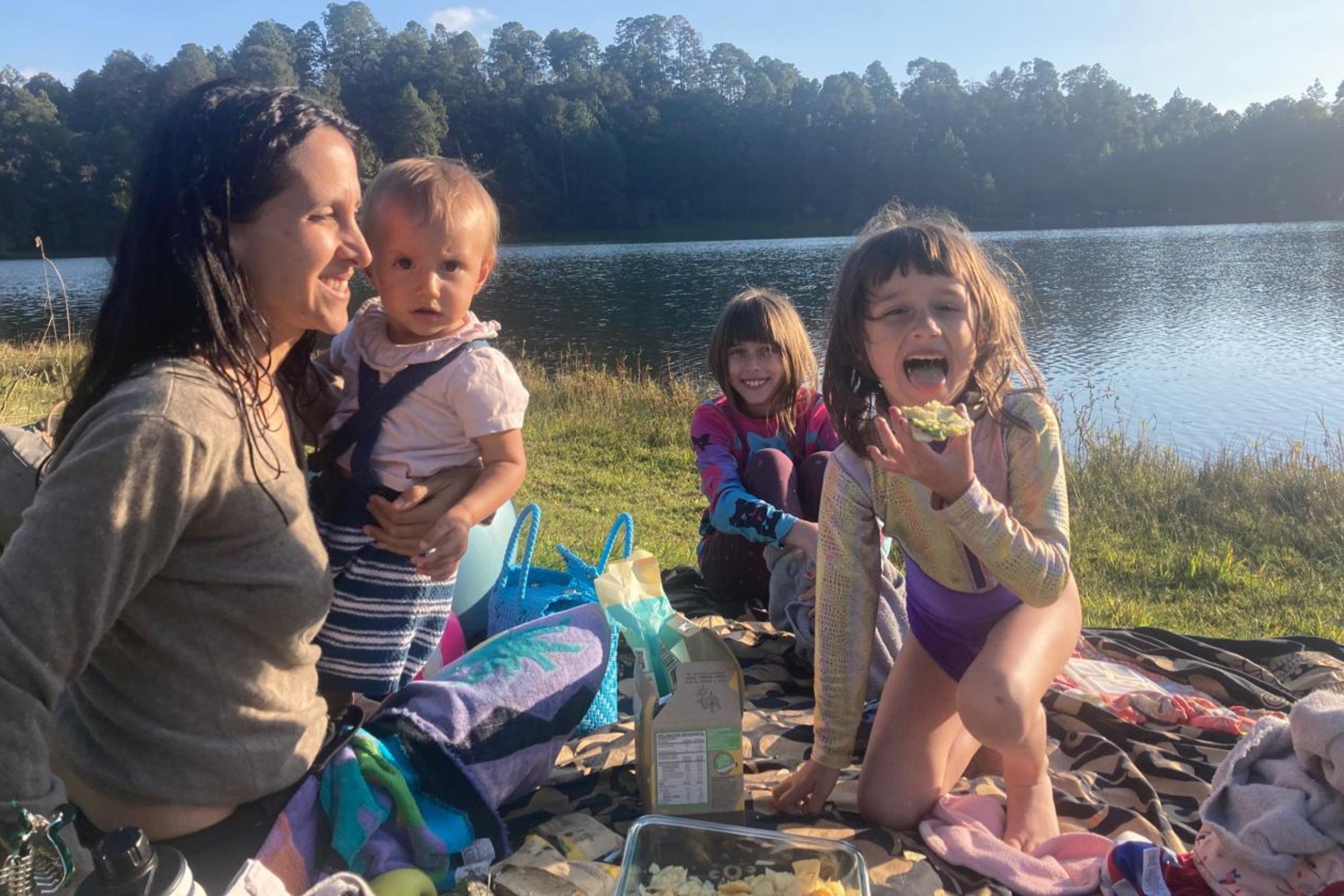 Ruchi con sus hijas en Valle de Bravo