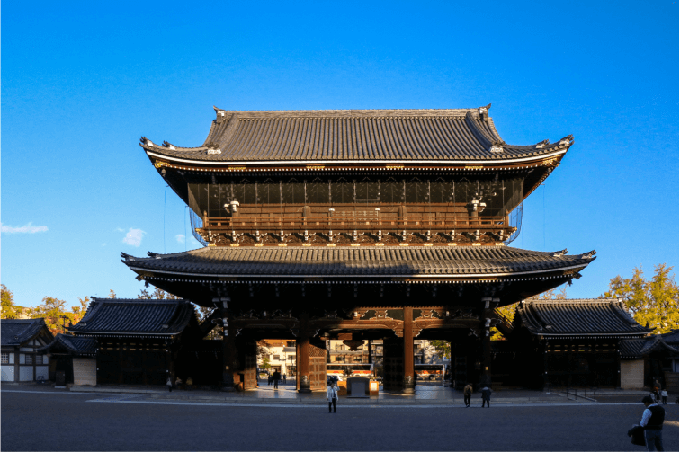 Bilingual tour guide explaining the history of Tōdai-ji Temple to guests in Nara Park