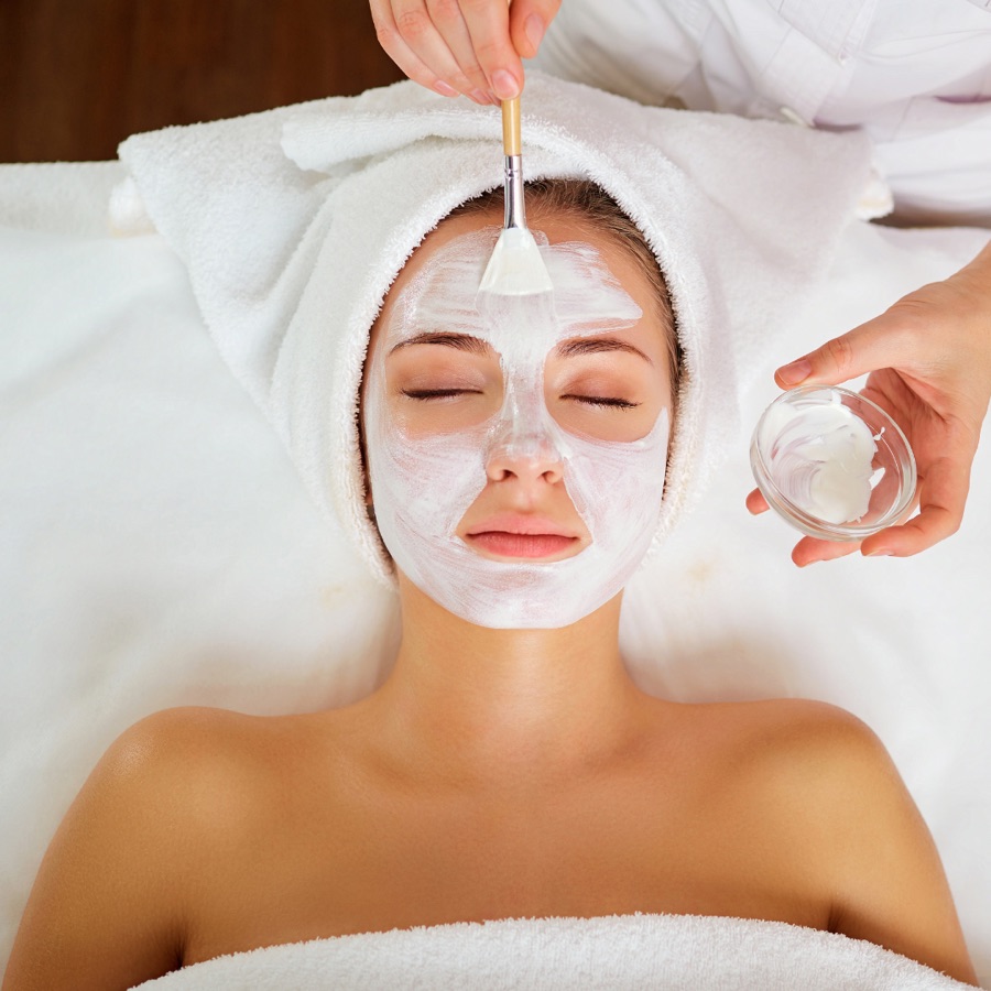 Aplicación profesional de mascarilla con pincel