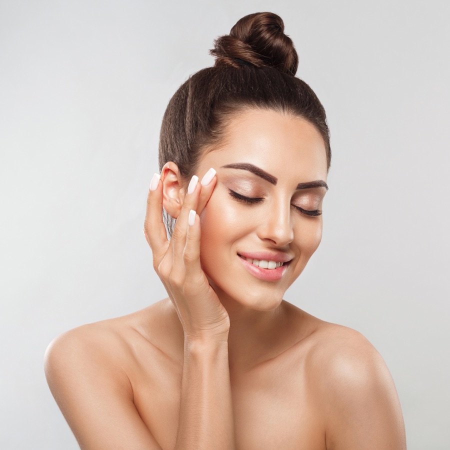 Mujer tocando su rostro después del estudio facial