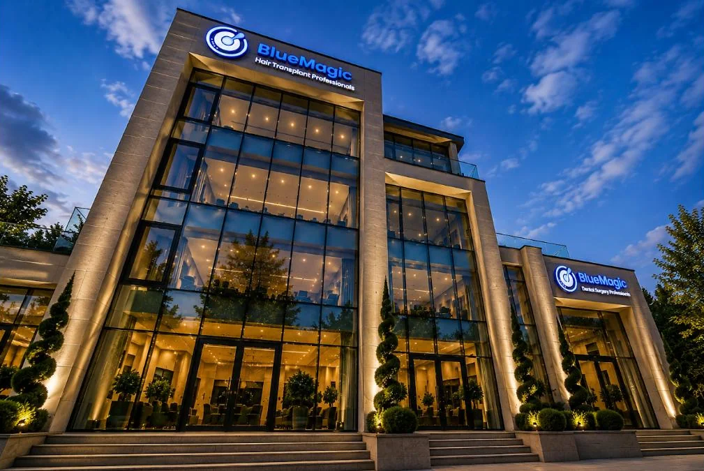 La clinica BlueMagic Group: facciata in vetro e pietra, insegna Hair Transplant Professionals