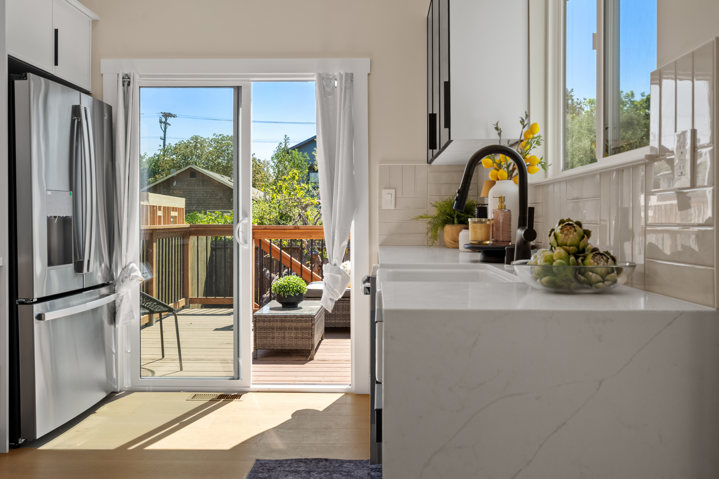 Casa de RJ builder on site with a buyer reviewing a Bay Area home before purchase