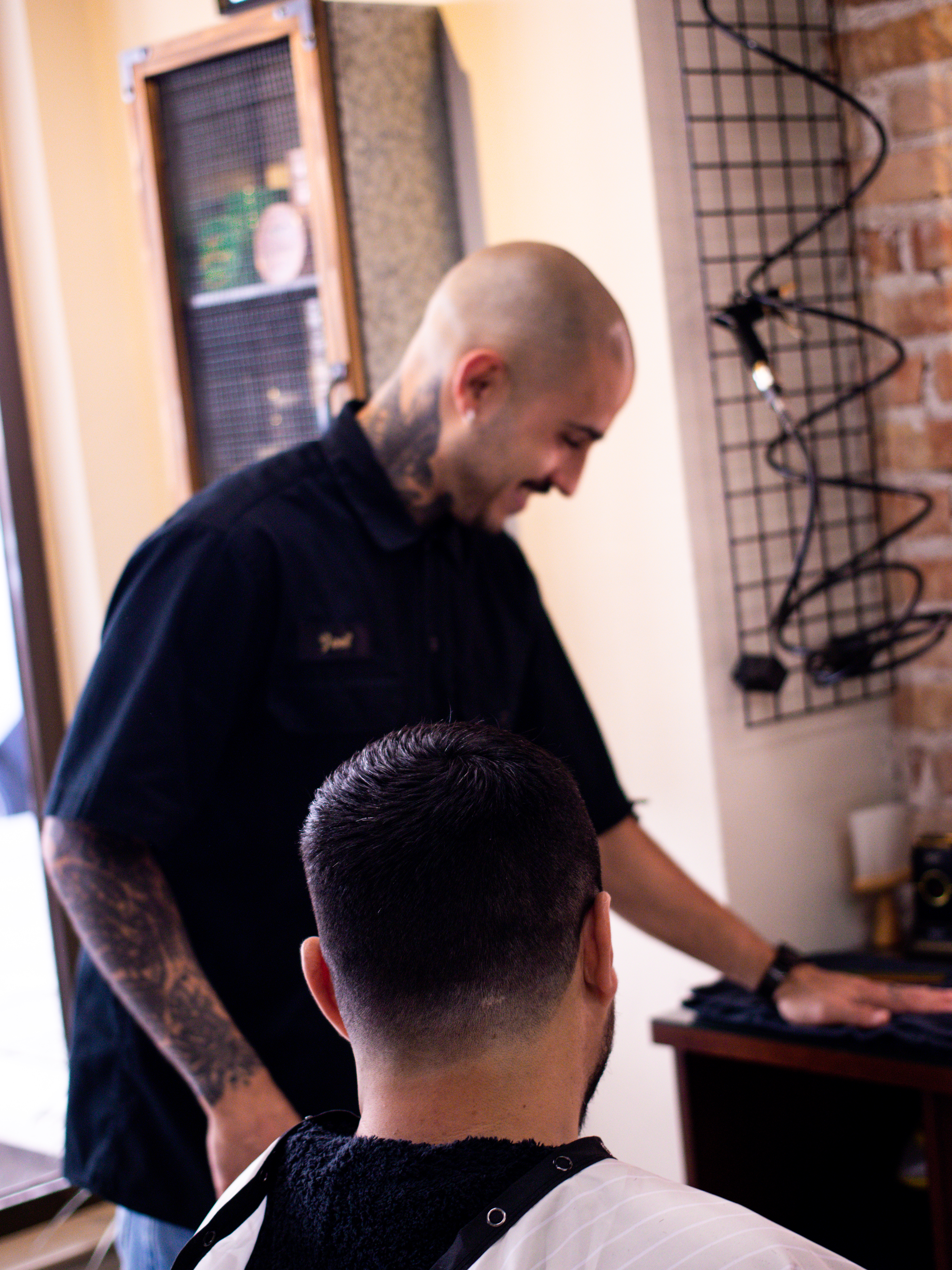 Joel Solano trabajando en Badass Barbers