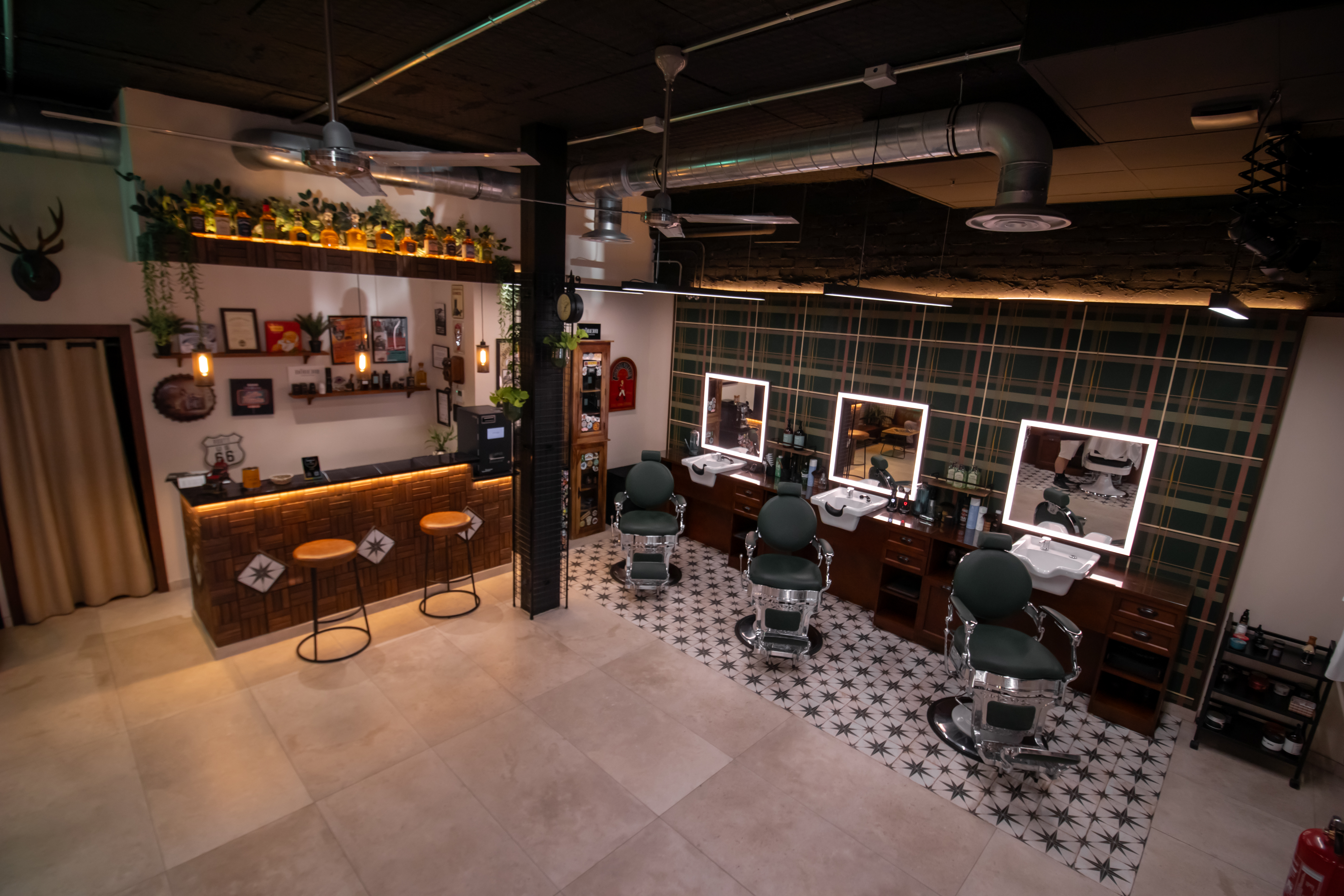 Interior de la barbería Badass Barbers en Guadalajara