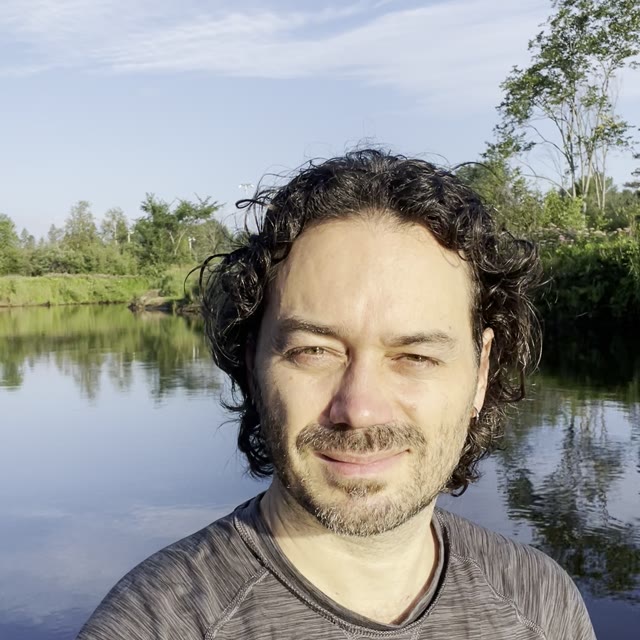 Éloi souriant au bord de la rivière
