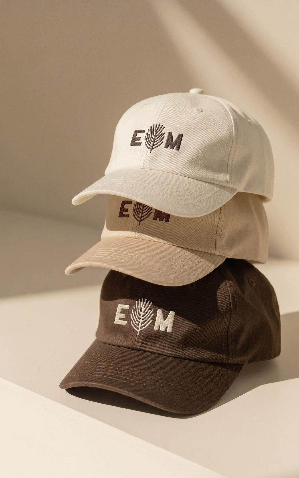 Gorros con bordado E∗M en tres colores