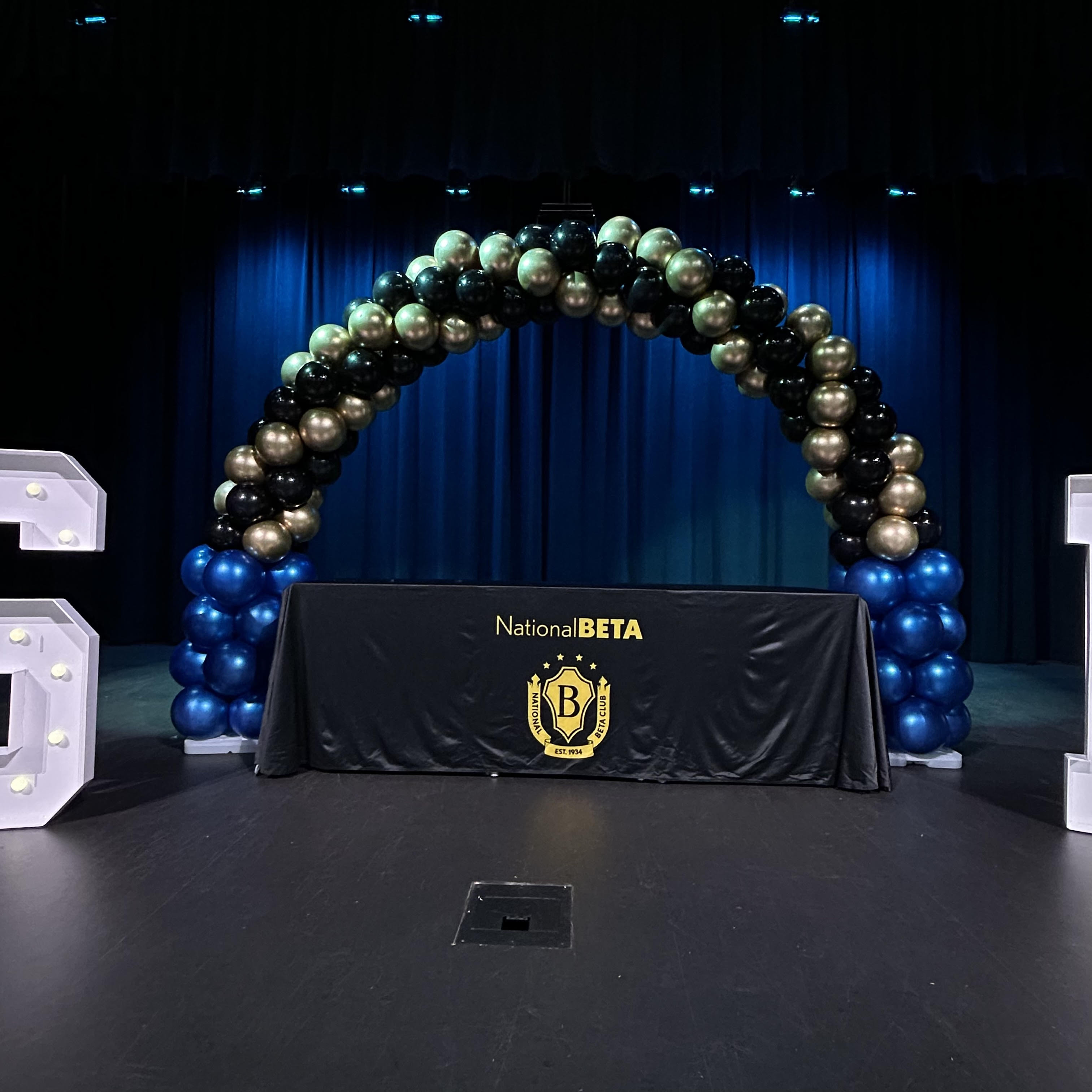 Graduation balloon installation