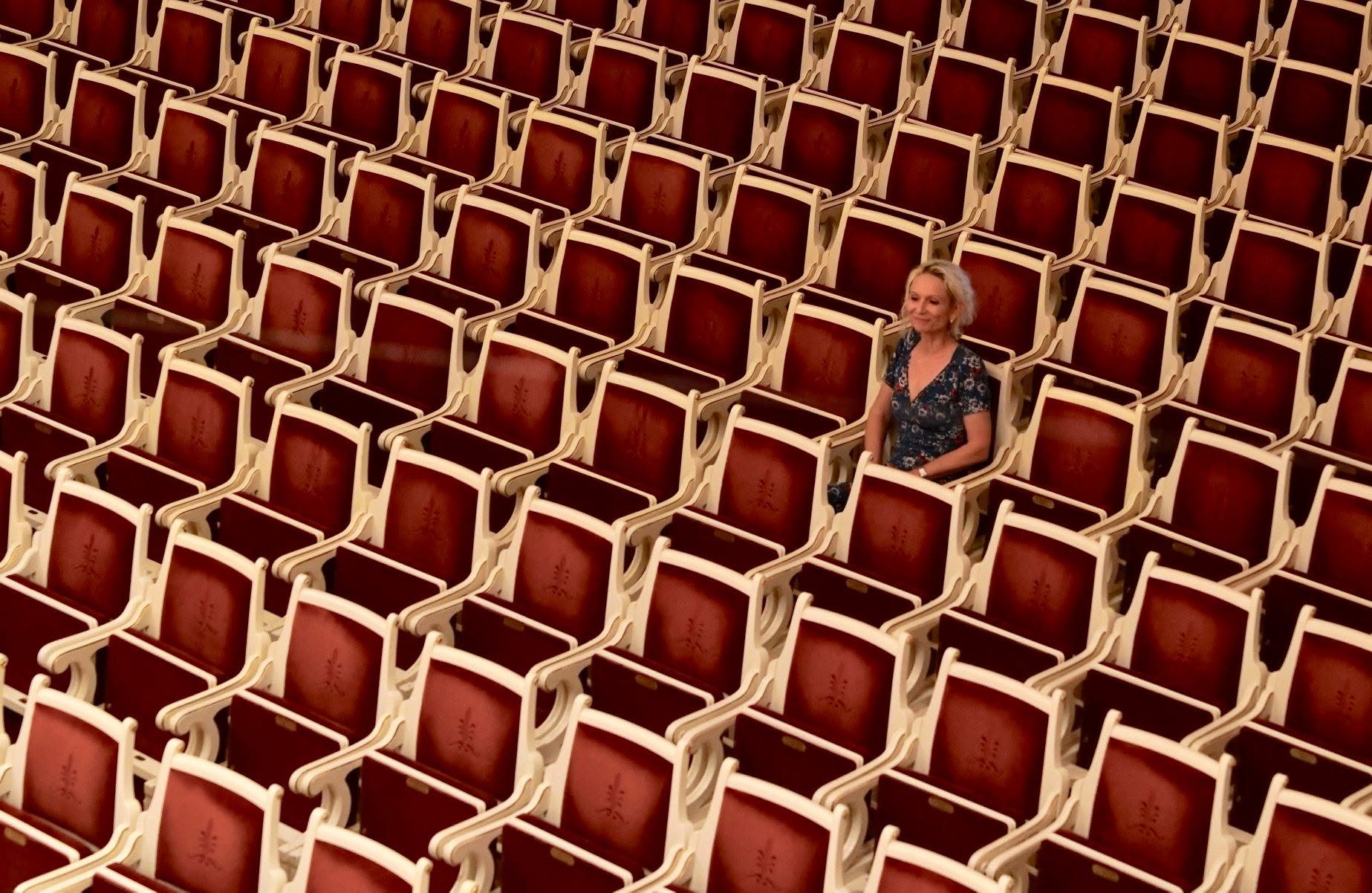 Franziska Sevik in einer hellen Galerie