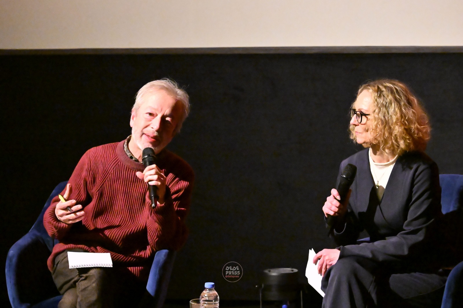 Bühne mit Mikrofon im Cinema Colosseum