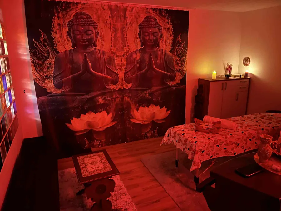 Balinéz masszázs meleg fényű kezelőszobában Budapesten