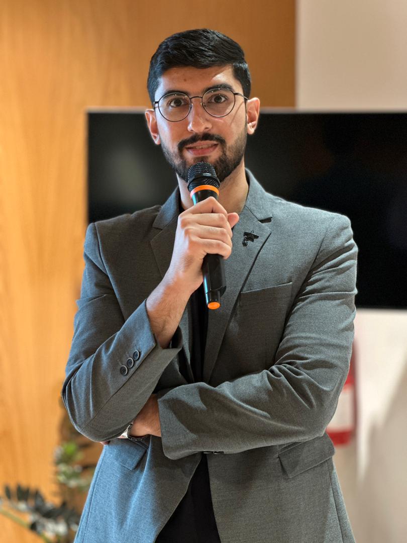 د. محمد انشاصي أثناء تقديم محاضرة