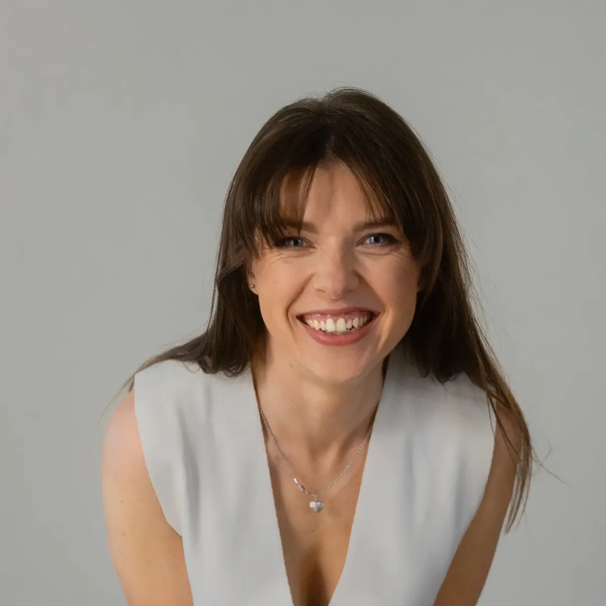 Kineziterapeutė Ieva Gaučytė-Užamedzkė šypsosi studijoje