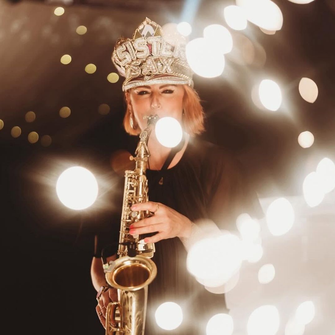 Live singer performances by sister sax