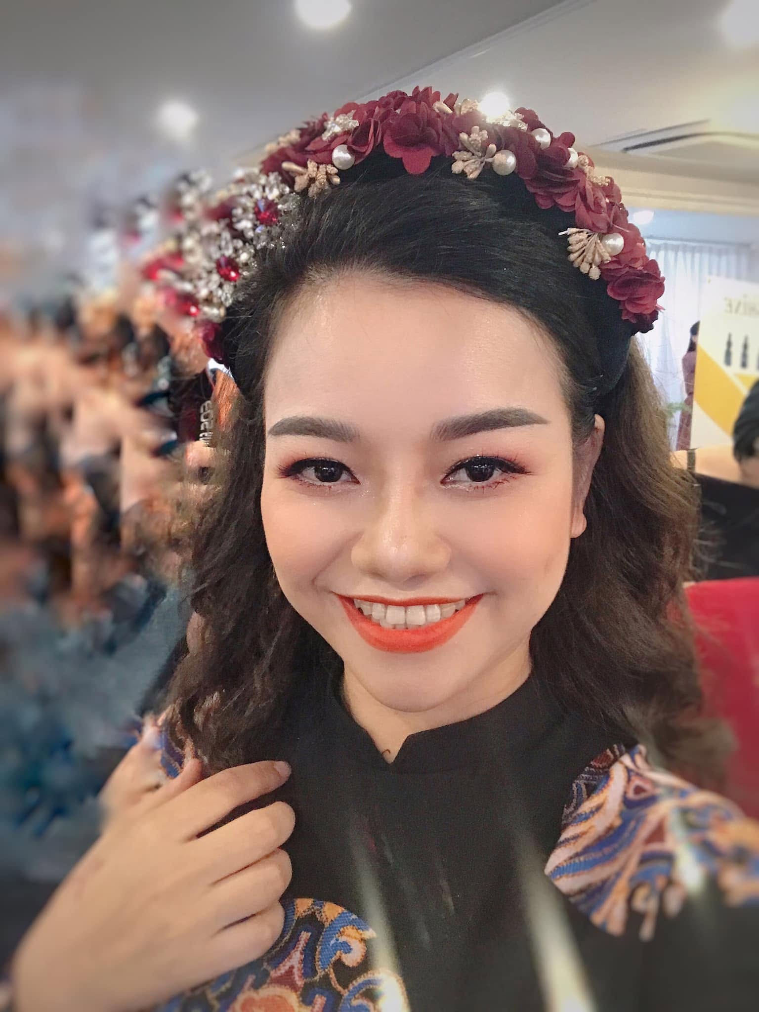 Vi Hoa — Tác giả Thẩm Mỹ Nhân Tướng Học