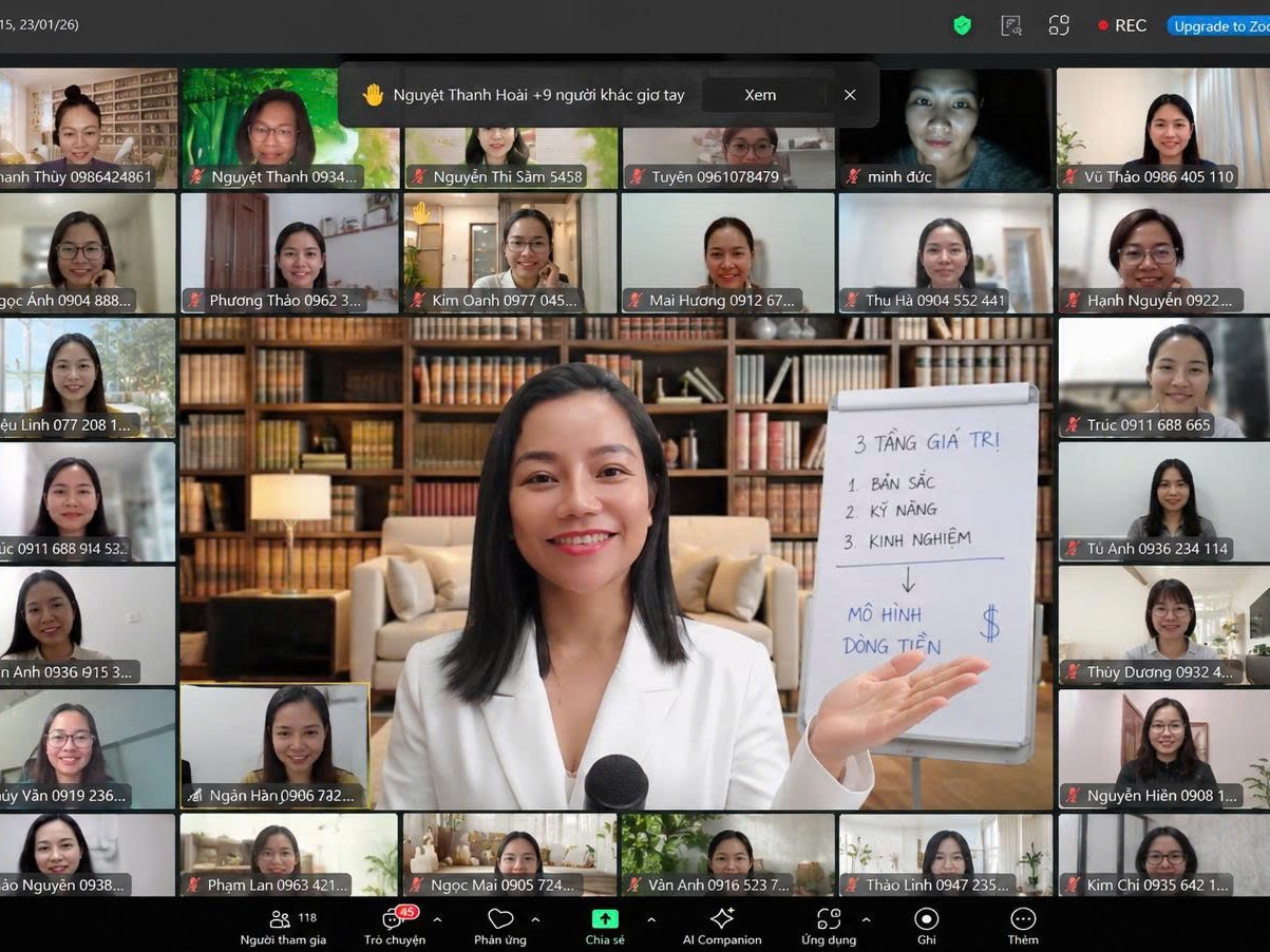 Lớp học online của Vi Hoa với hơn 100 chị em tham gia trực tiếp qua Zoom