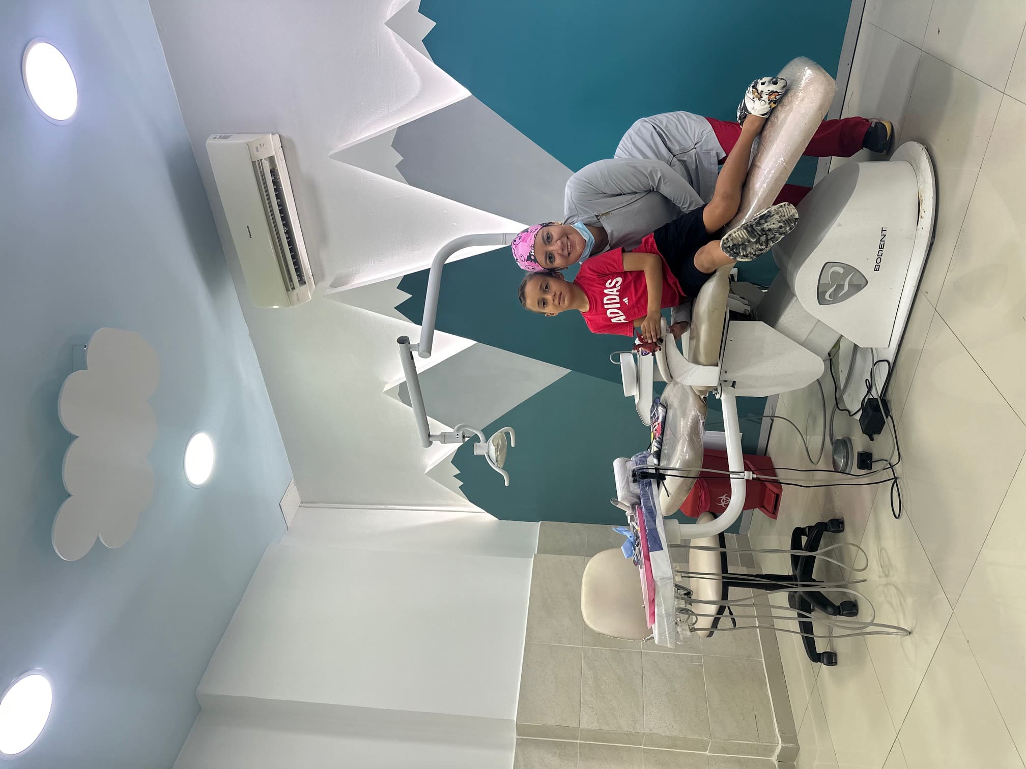 Consultorio dental con mural de montañas y sillón dental en Santa Marta