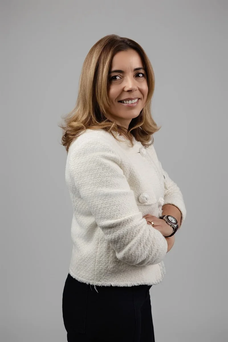 Dra. Salomé Brito, de camisola clara, de braços cruzados e a sorrir