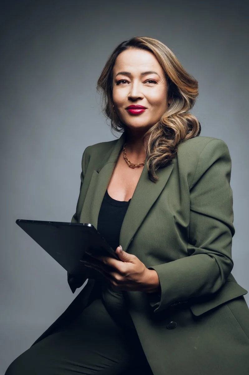 Dra. Pollyanna Silva, de casaco verde, a segurar uma prancheta