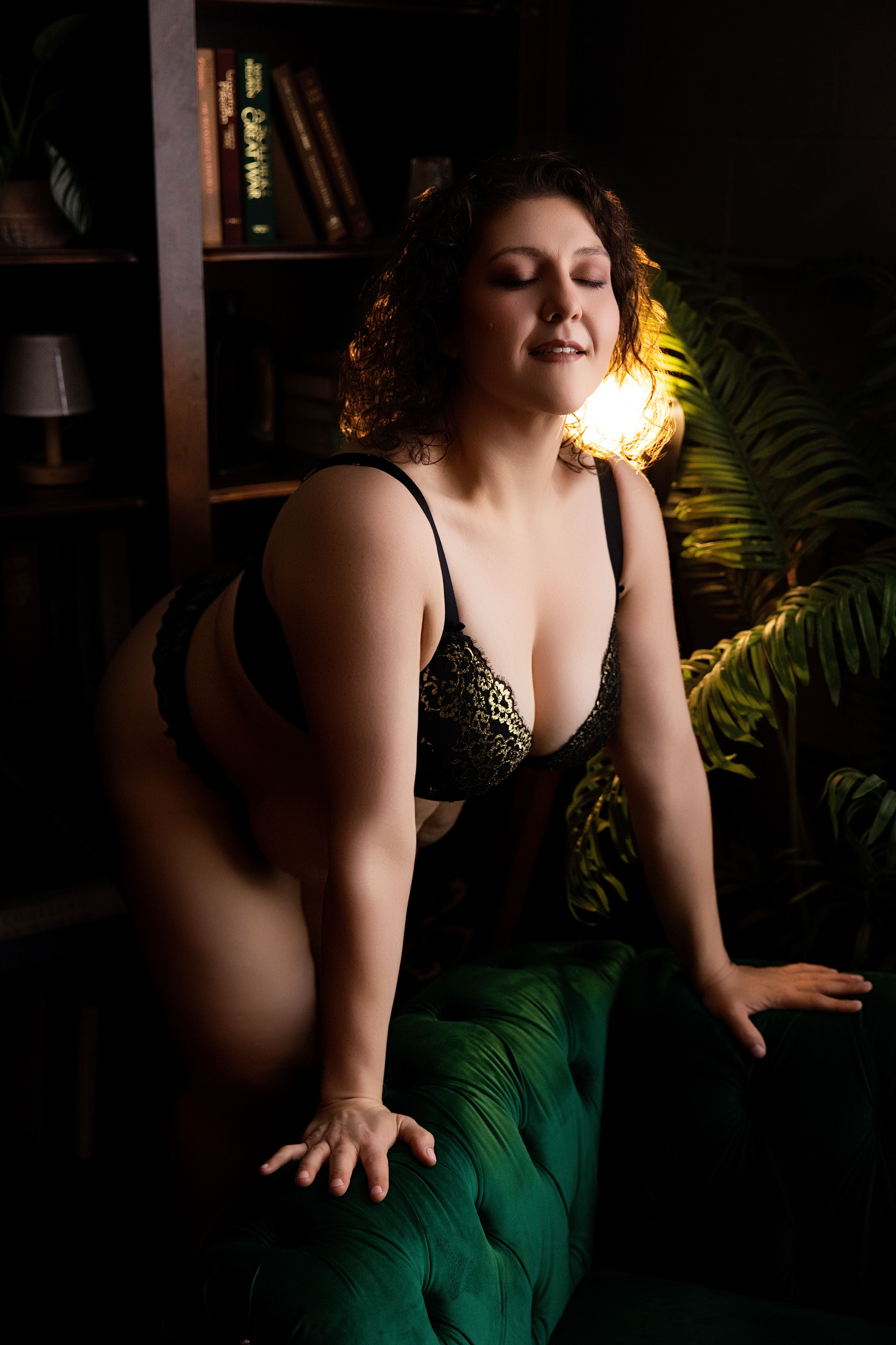 Confident curvy woman in black lingerie celebrating her body at Kelsey Darcy Photography Spokane Confident curvy woman in black lingerie celebrating her body at Kelsey Darcy Photography Spokane