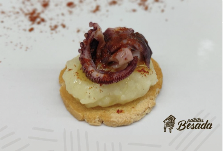 canapé de puré de patata con pulpo