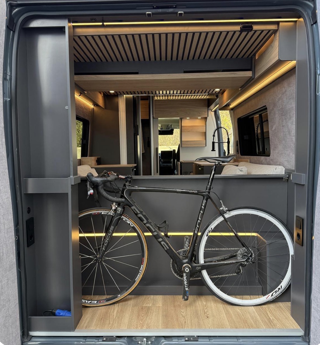 Camper Neo · maletero con una bici dentro