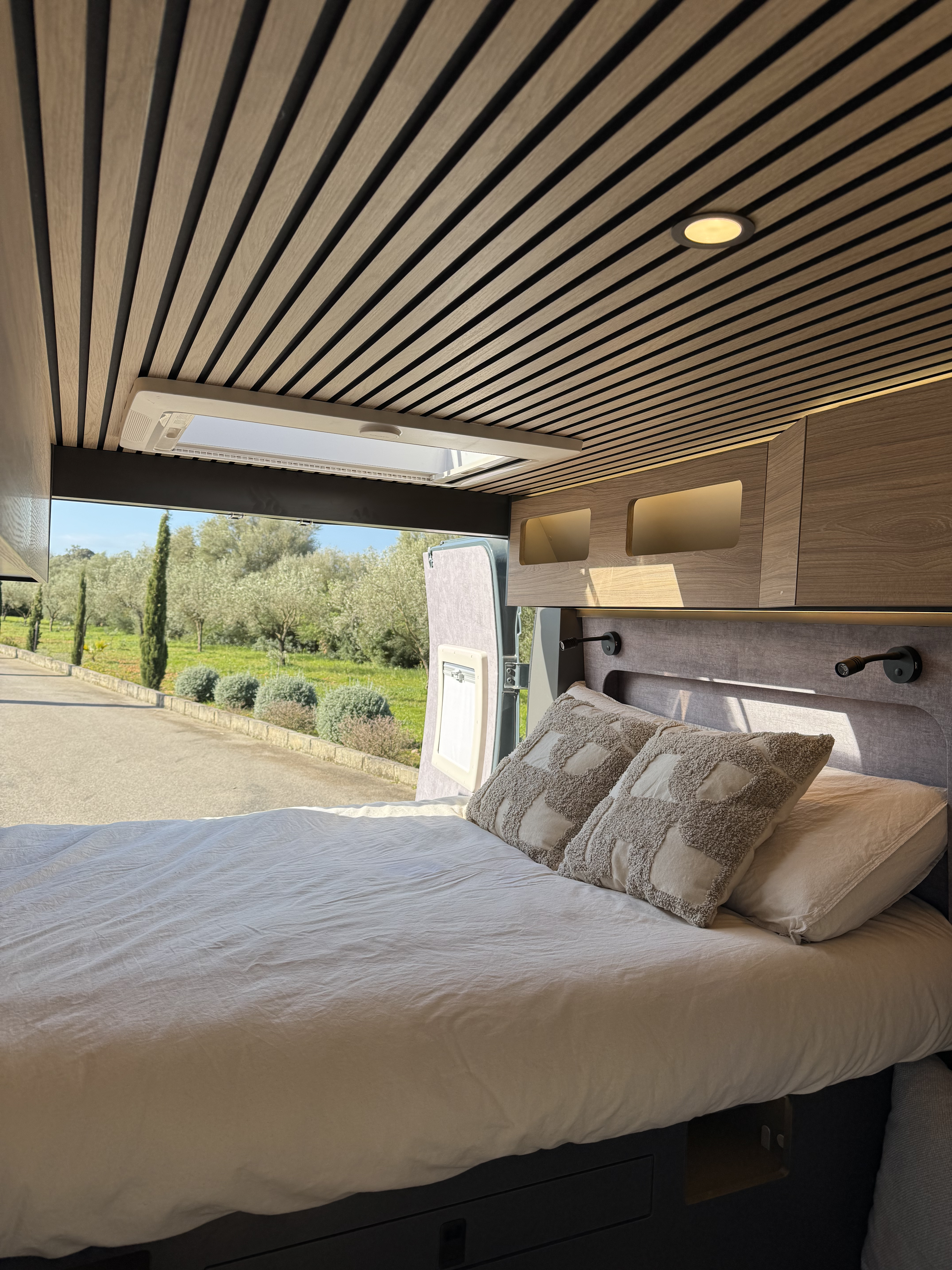 Camper Neo · cama doble fija con vistas