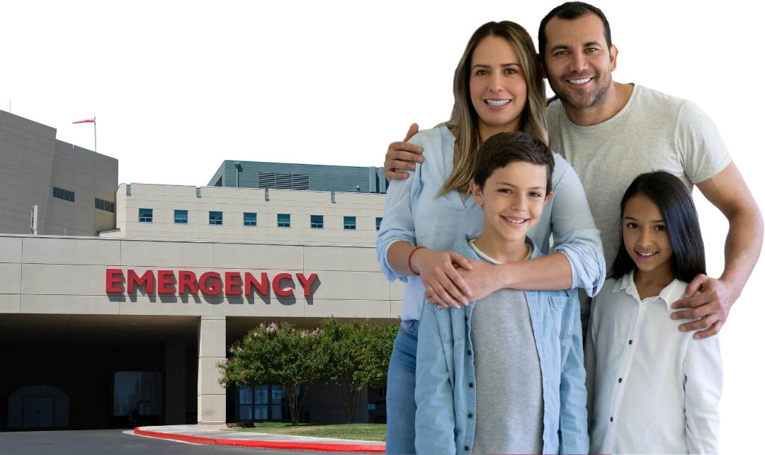 Familia frente a la entrada de emergencias de un hospital