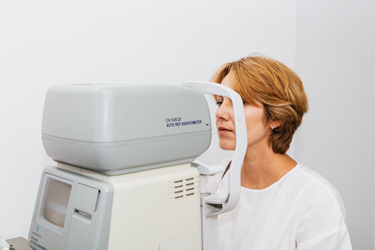 Optometrista realizando un examen de la vista en consulta