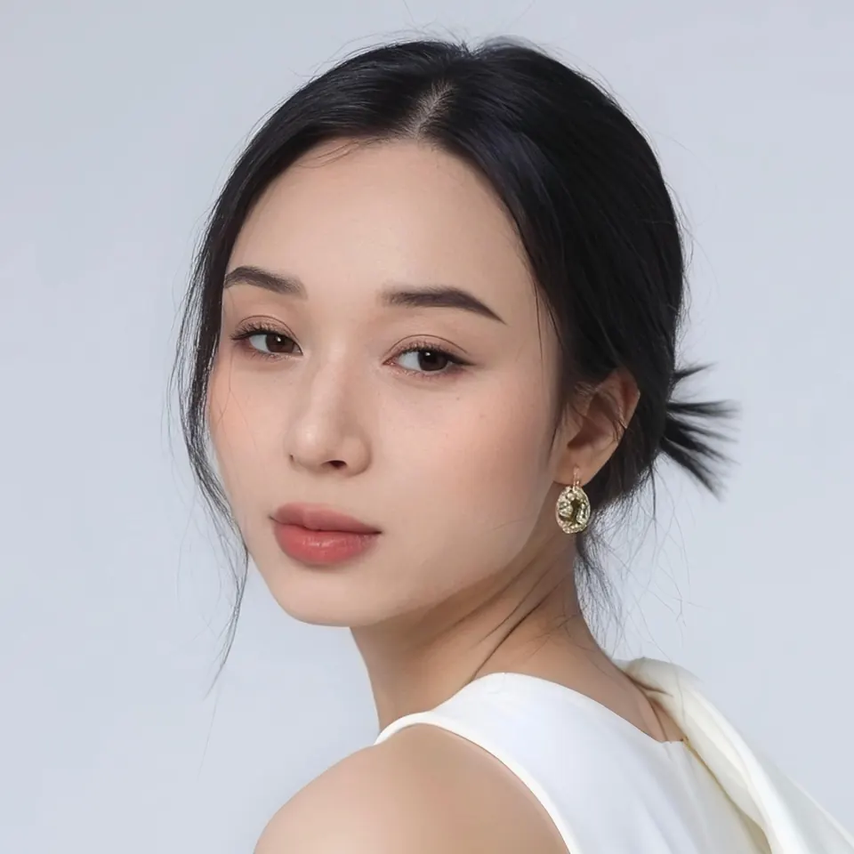 Evelyn, Brows+