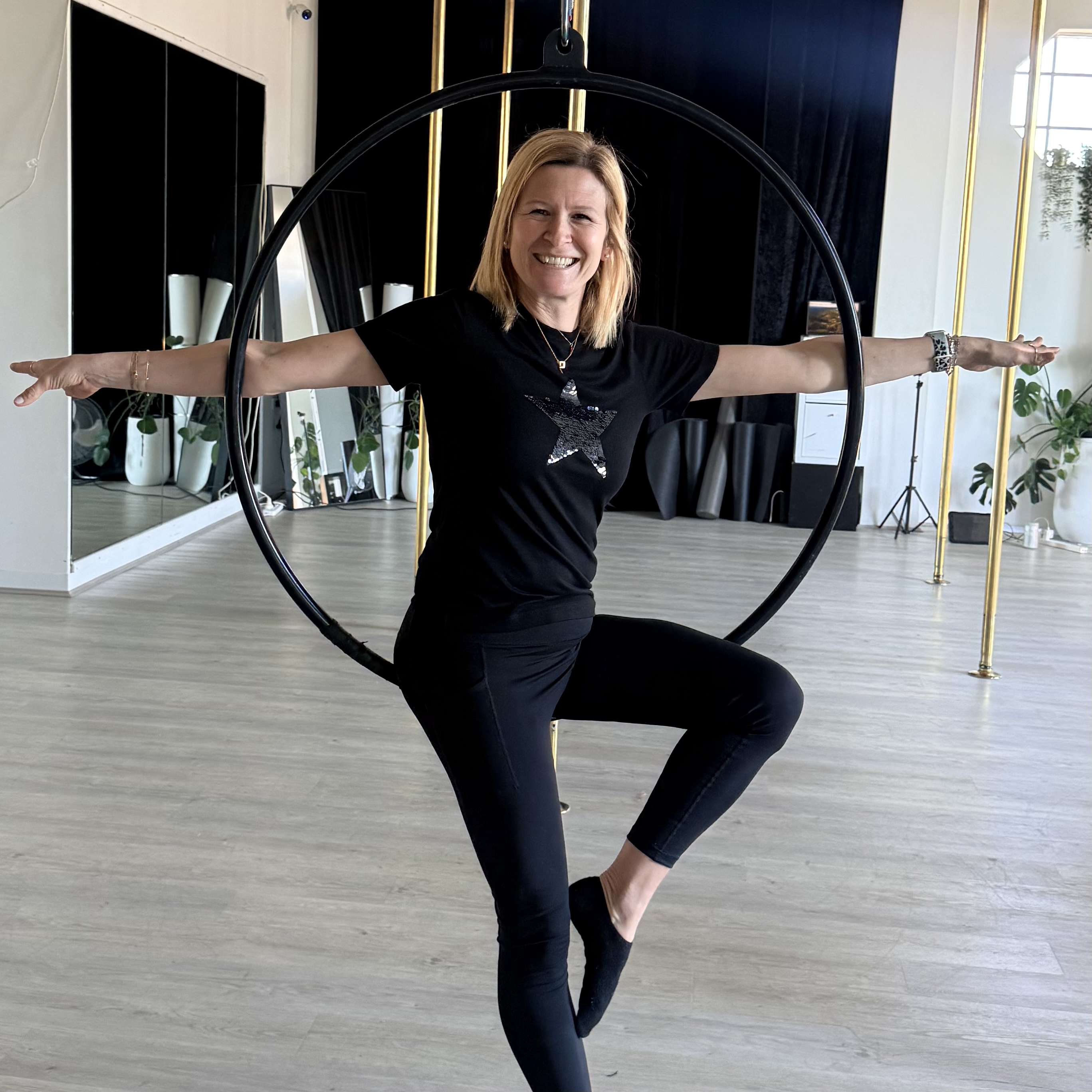 Alice Pelizzon coaching at Achieve Pole Studio