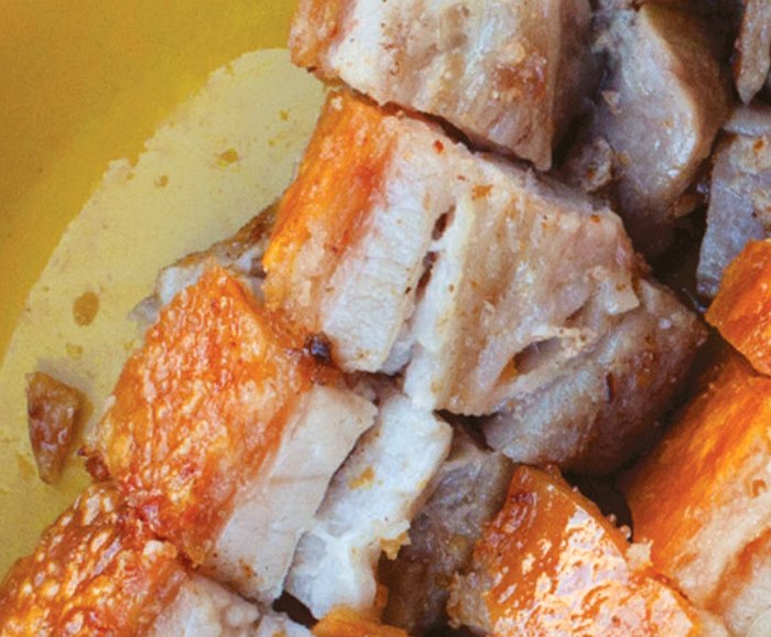 Crispy skin pork belly with crackling, served with broken rice