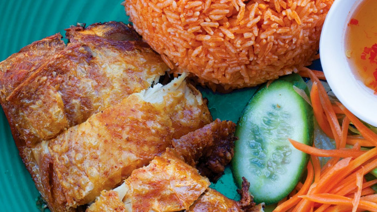 Crispy chicken over fragrant tomato rice with chilli paste