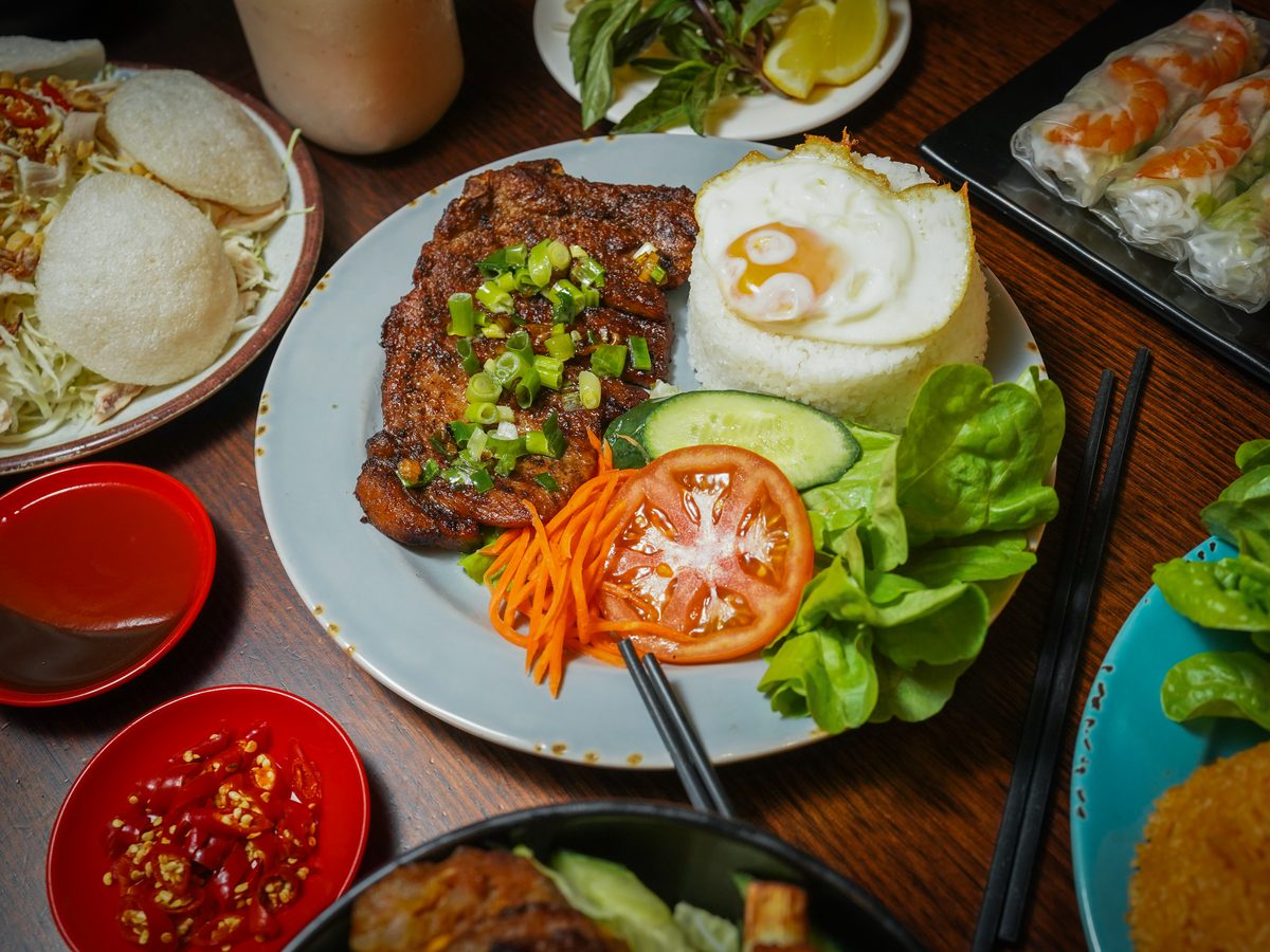 Grilled pork chop deluxe on broken rice with fried egg and shredded pork
