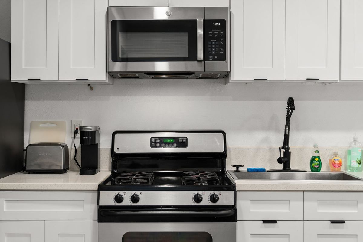 Kitchen and range at Anaheim Villa Estates