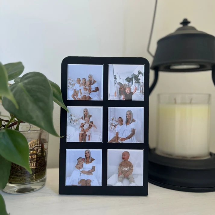 Sex fotomagneter med familjebilder på en svart magnettavla
