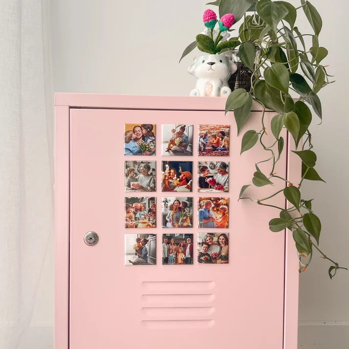 Tolv personliga fotomagneter på ett rosa metallskåp