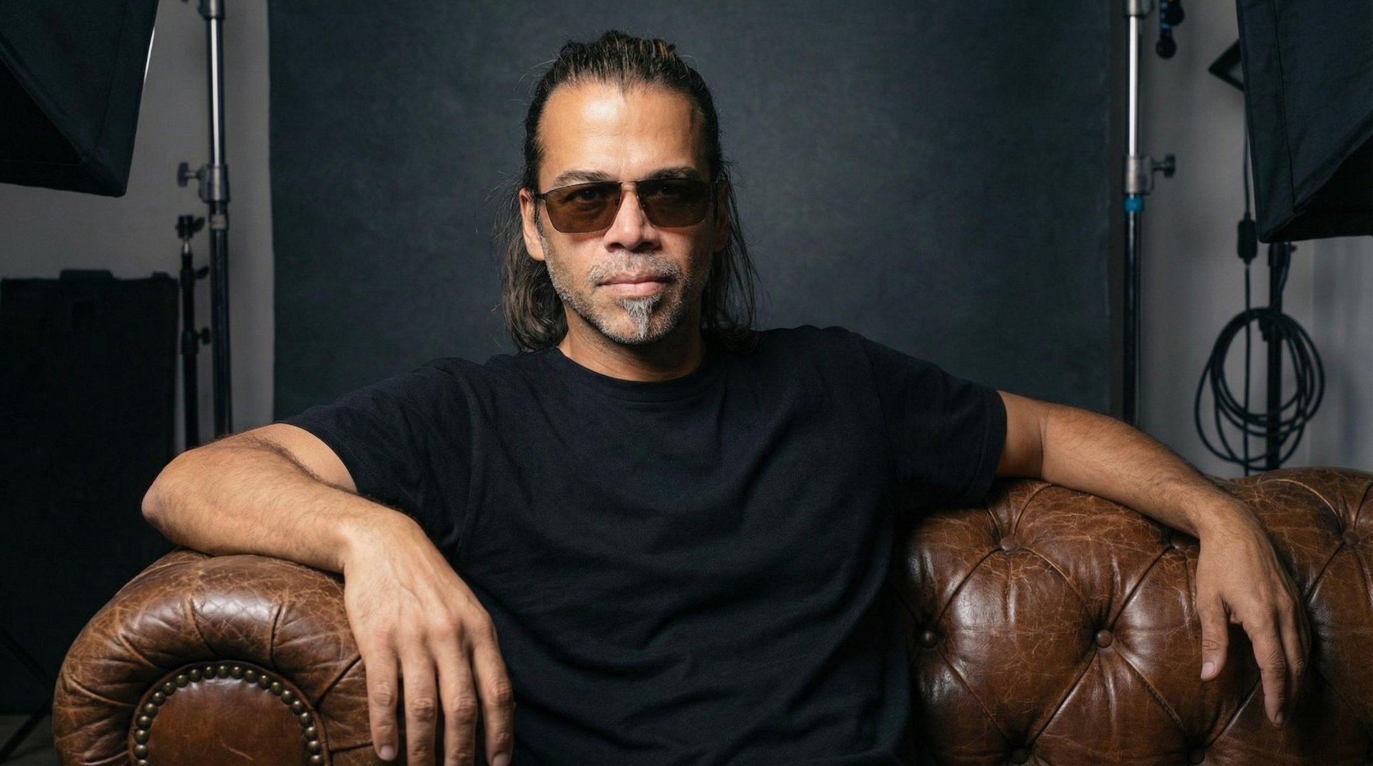 Enrique behind the scenes on set