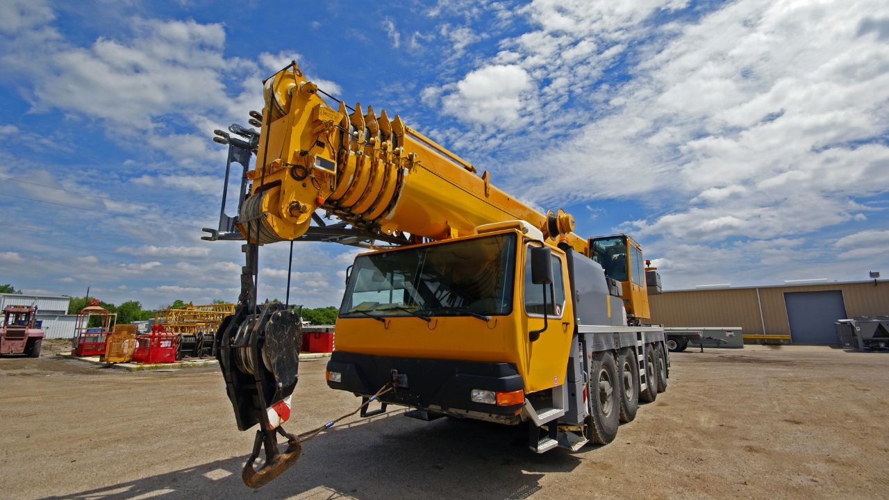 60 to 100 ton medium mobile crane rental Dubai