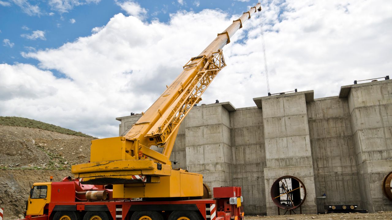 120 to 200 ton heavy mobile crane for industrial lifting in Dubai