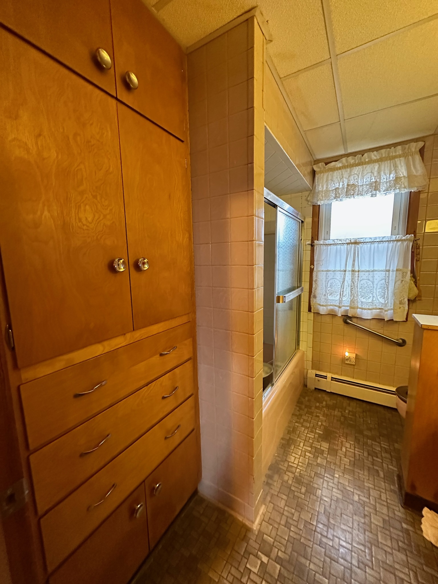 The same Peru, Illinois bathroom before Envision Builders began the remodel