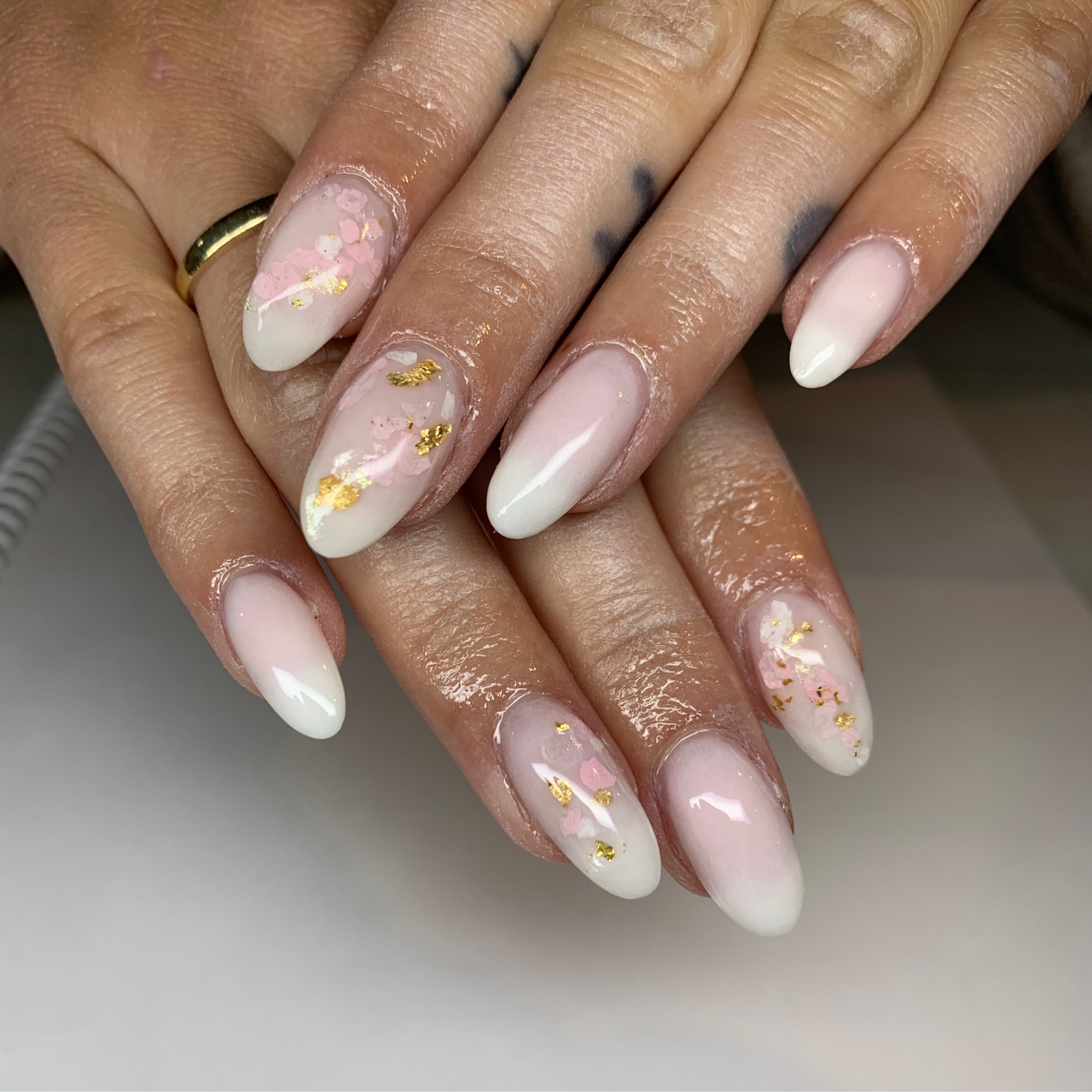 Ongles Gel-X nude avec feuille d’or