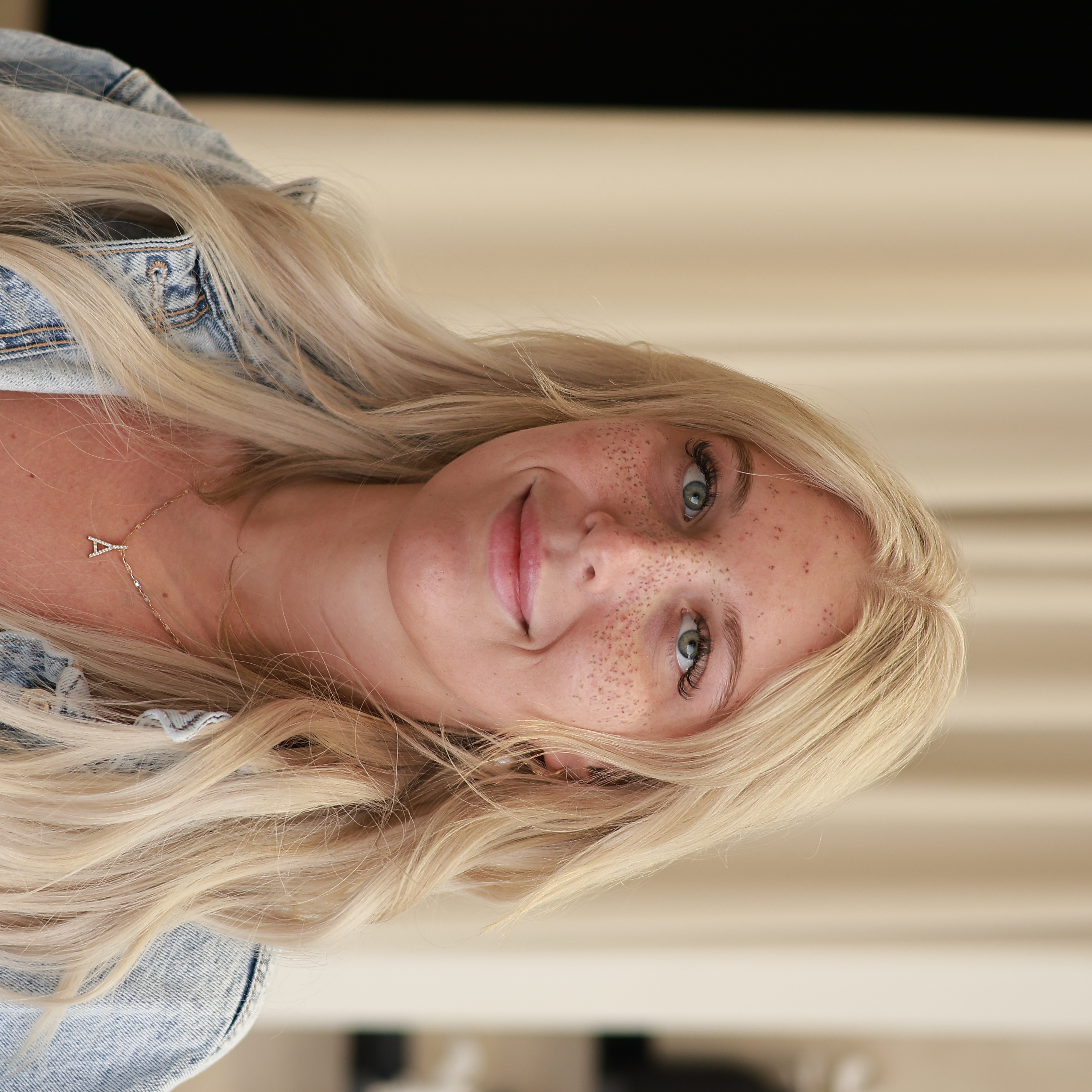 Cliente blonde avec ses freckles tatouées