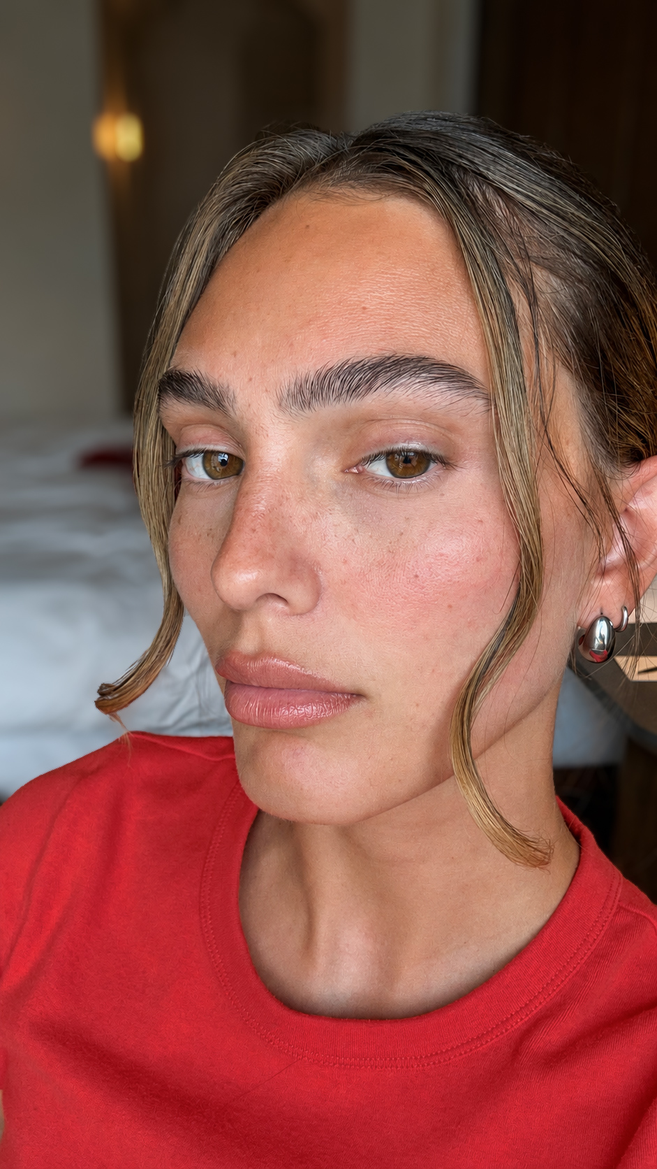 Cliente avec ses freckles tatouées, vue de face
