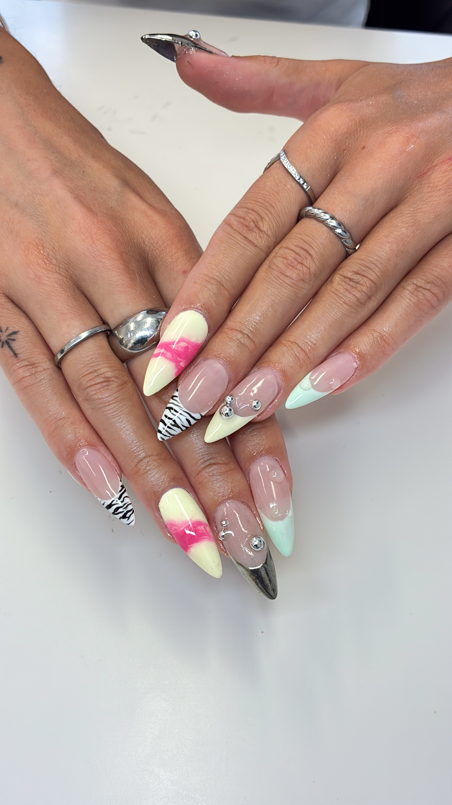 Pose d'ongles Gel-X en amande aux couleurs pastel