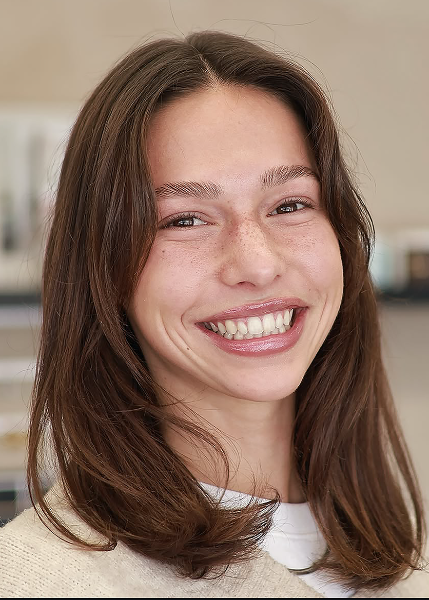 Cliente souriante avec des freckles tatouées