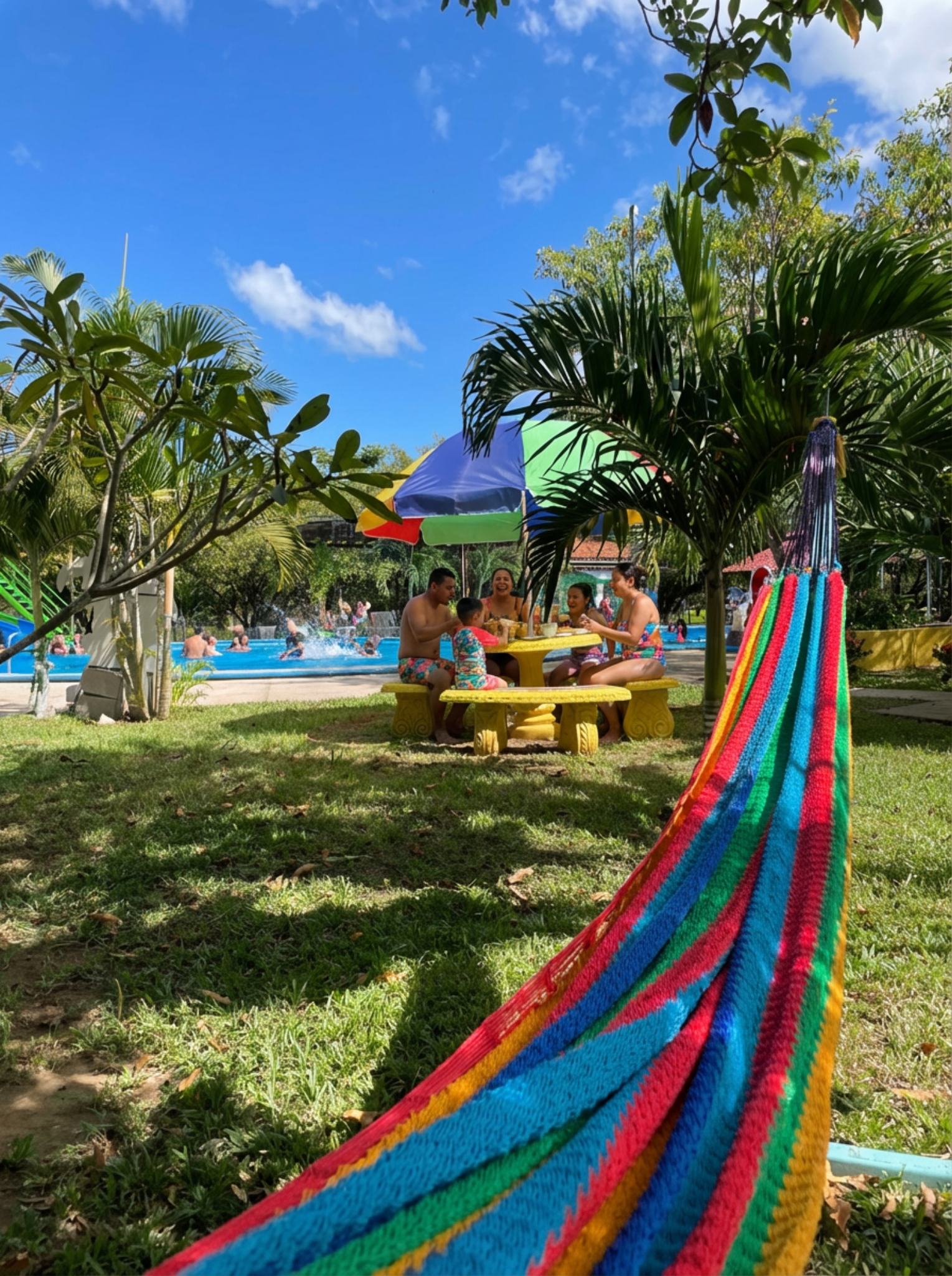 Familia disfrutando comida en Gold Fruit