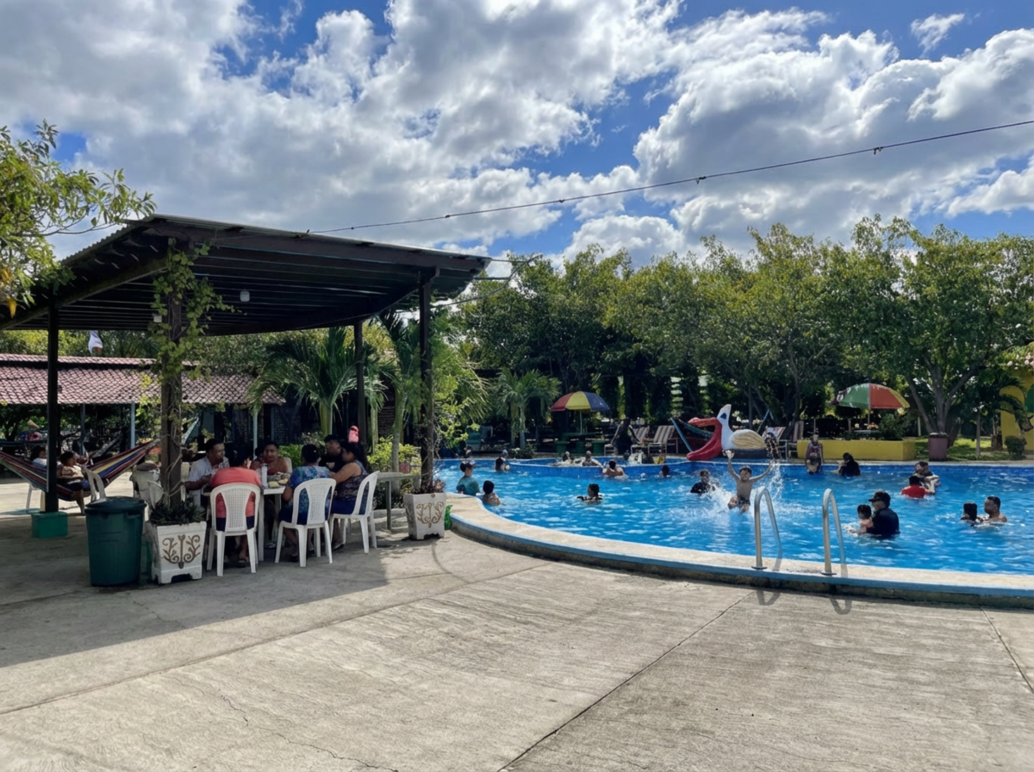 Área social y piscina en Gold Fruit