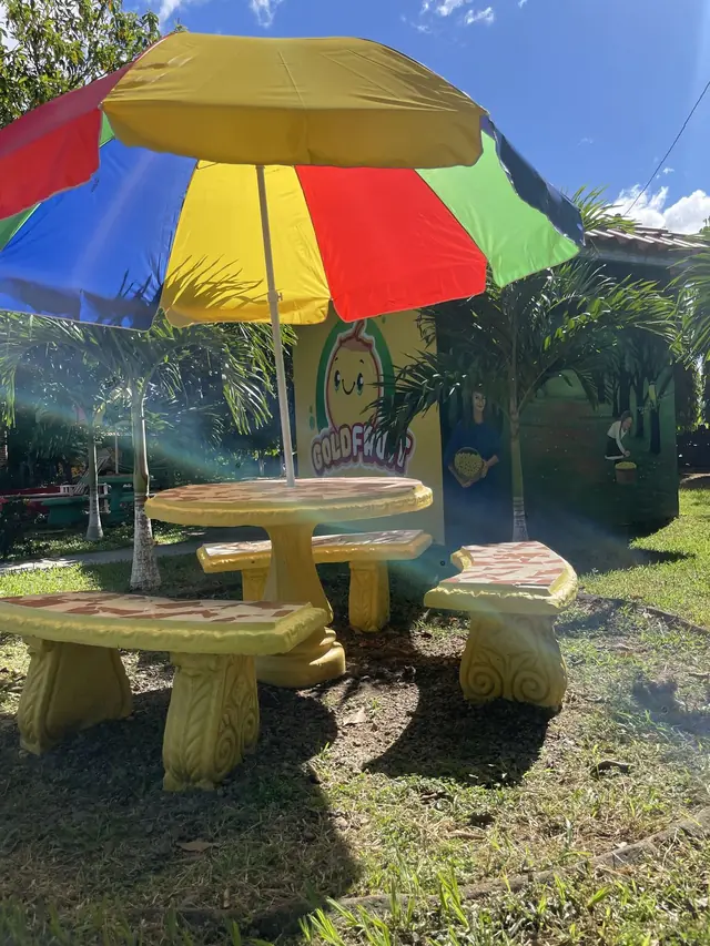 Mesas con sombrillas de colores