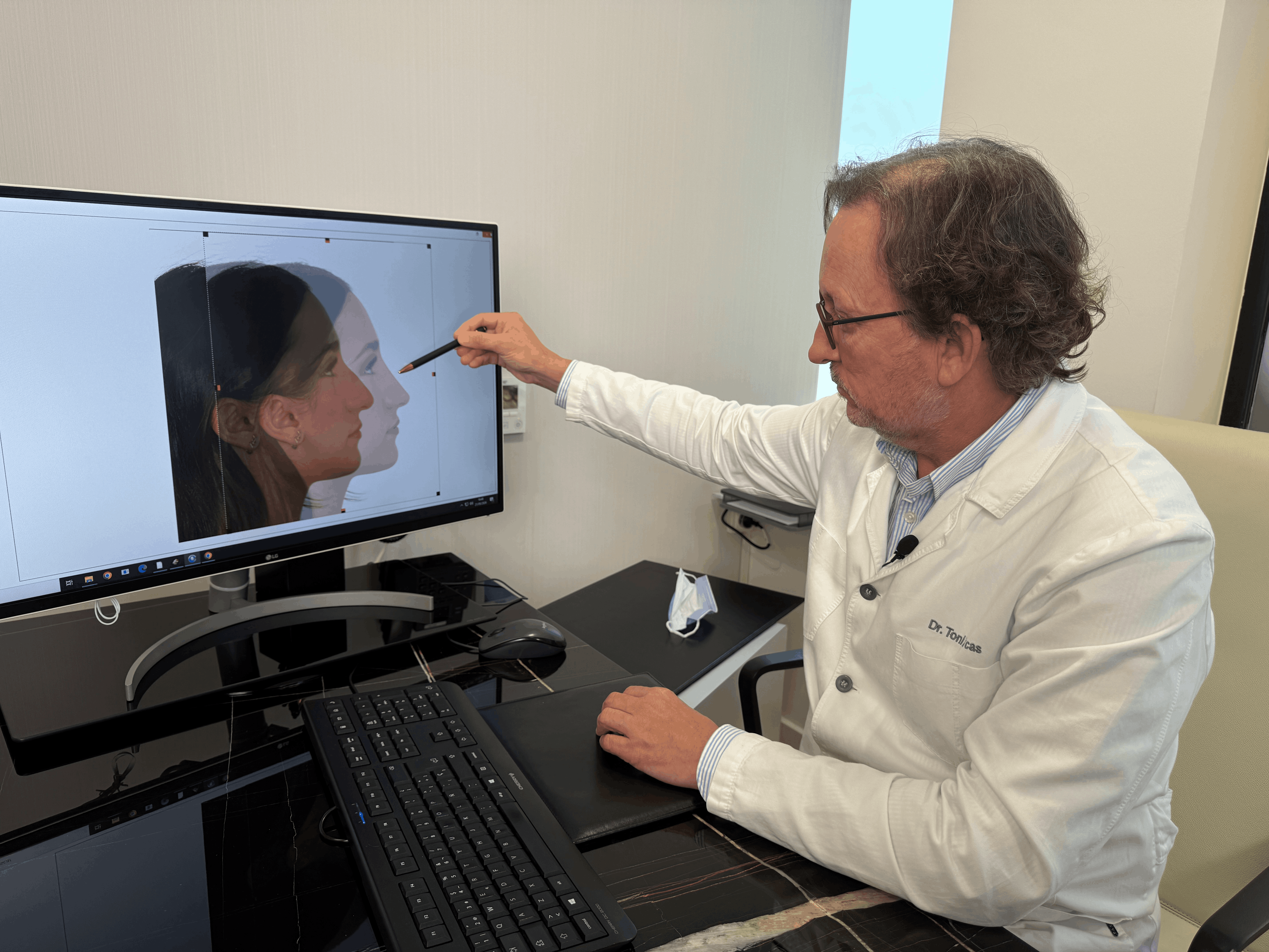 El Dr. Arcas realizando una simulación facial 3D