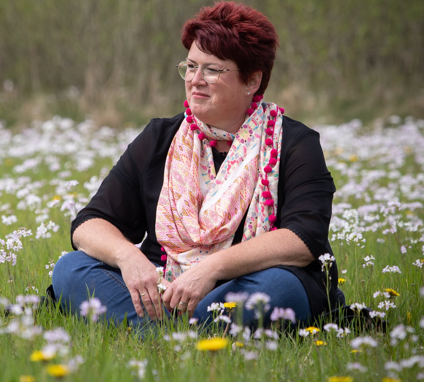 Elsbeth Lenderink in een bloeiend grasveld